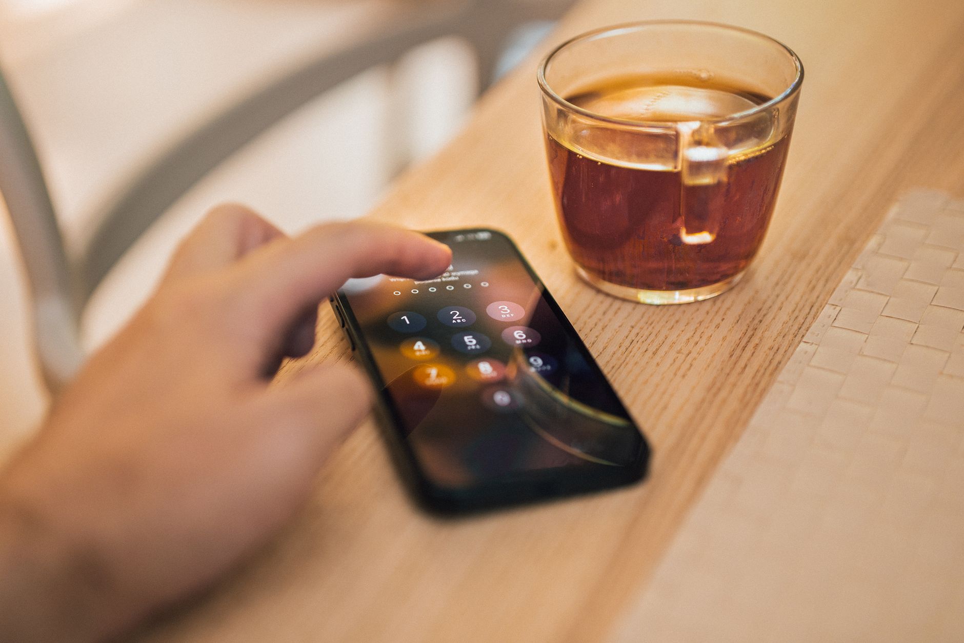 Hand entsperrt ein Smartphone als Sinnbild für einen geschützten Zugang zum Unternehmenskonto