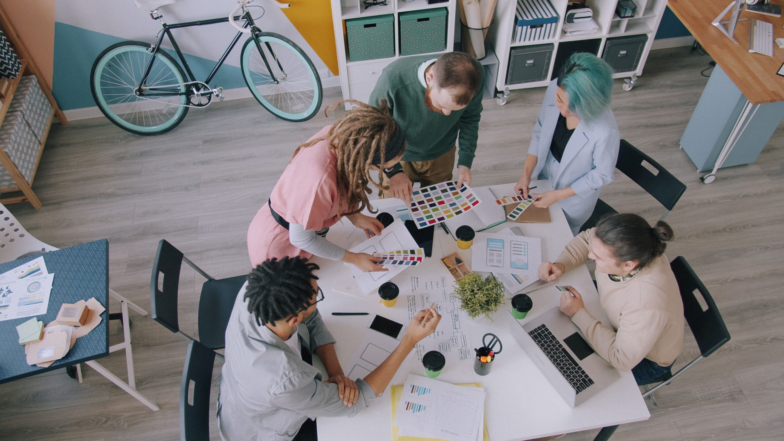 Team sitzt um einen Tisch und sammelt gemeinsam Themen für die Content-Planung