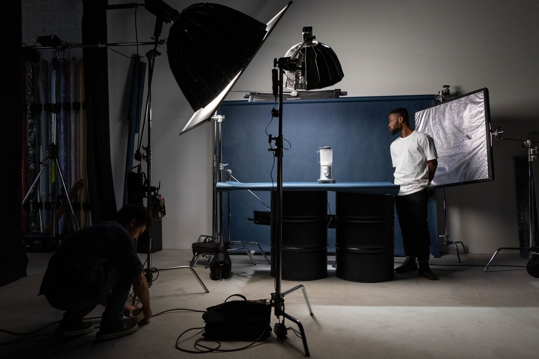 Fotoshooting im Studio mit Beleuchtung, Modell und Team bei der Arbeit